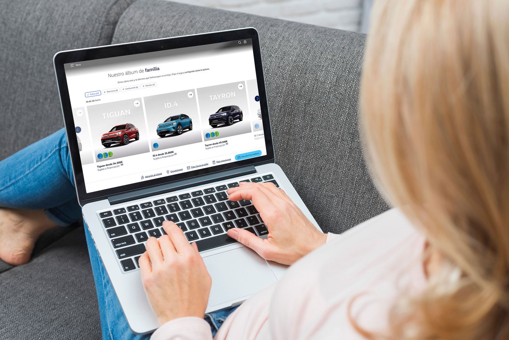Frau sieht sich am Laptop verschiedene Moddele von E-Autos an (Azulblue - stock.adobe.com)