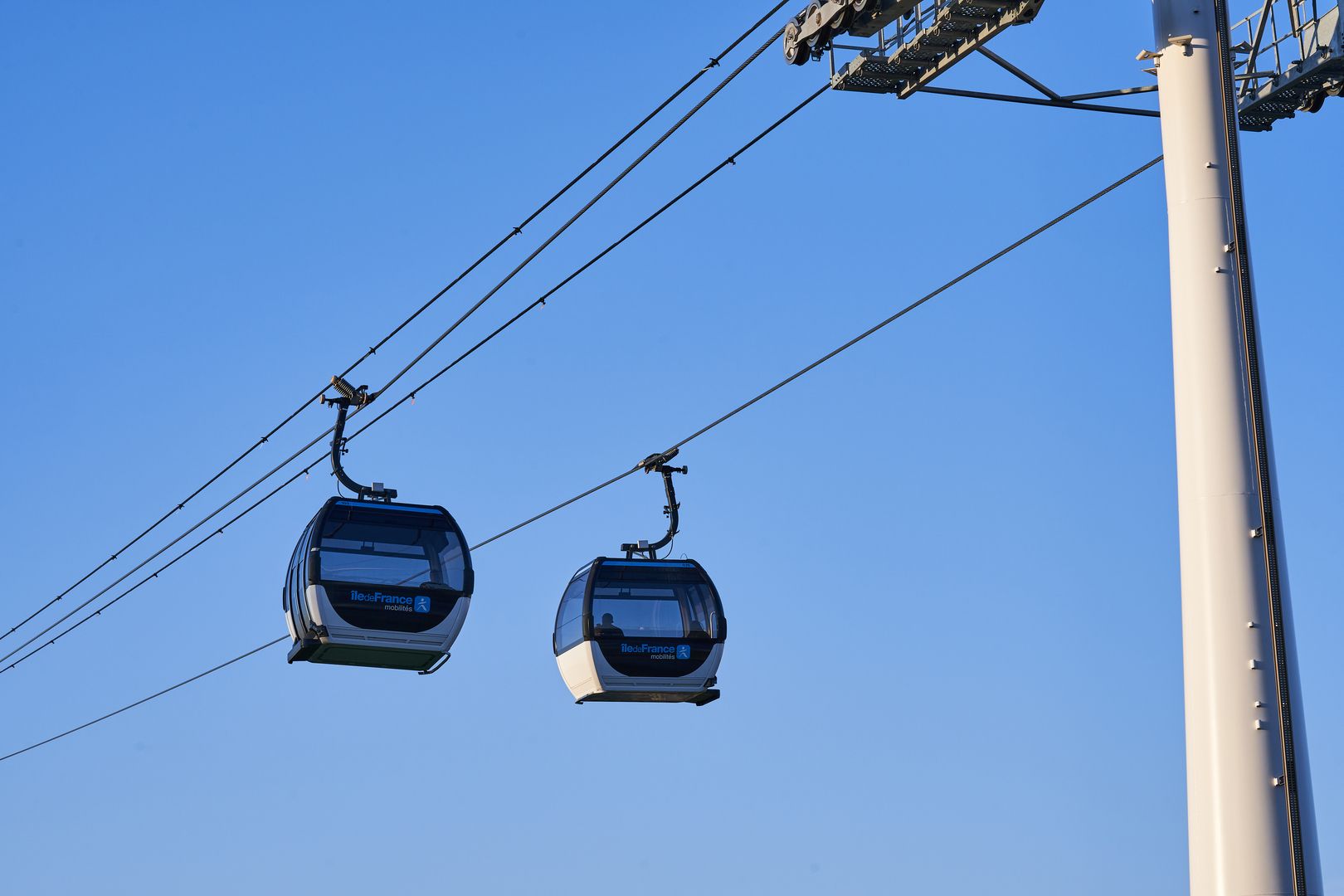 Seilbahn in Paris vor blauem Himmel