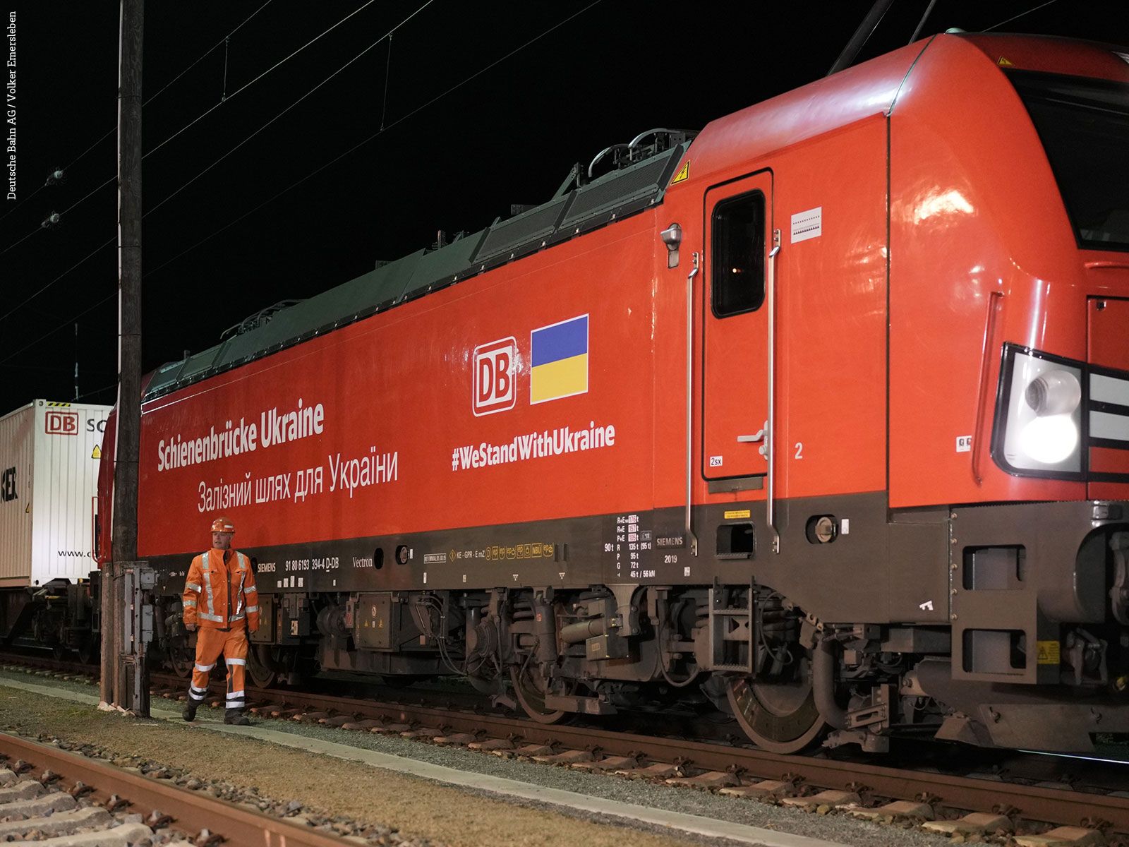 Güterzug der DB mit Schriftzug Schienenbrücke Ukraine #WeStandWithUkraine