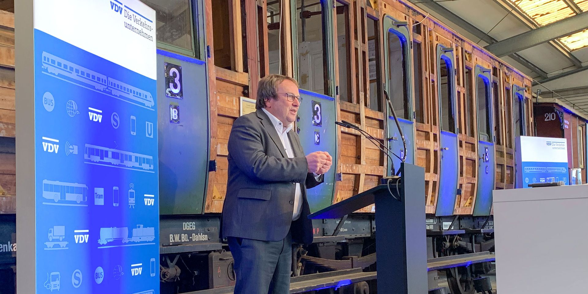 Oliver Krischer on stage at the rail siding conference at the Bochum-Dahlhausen Railway Museum