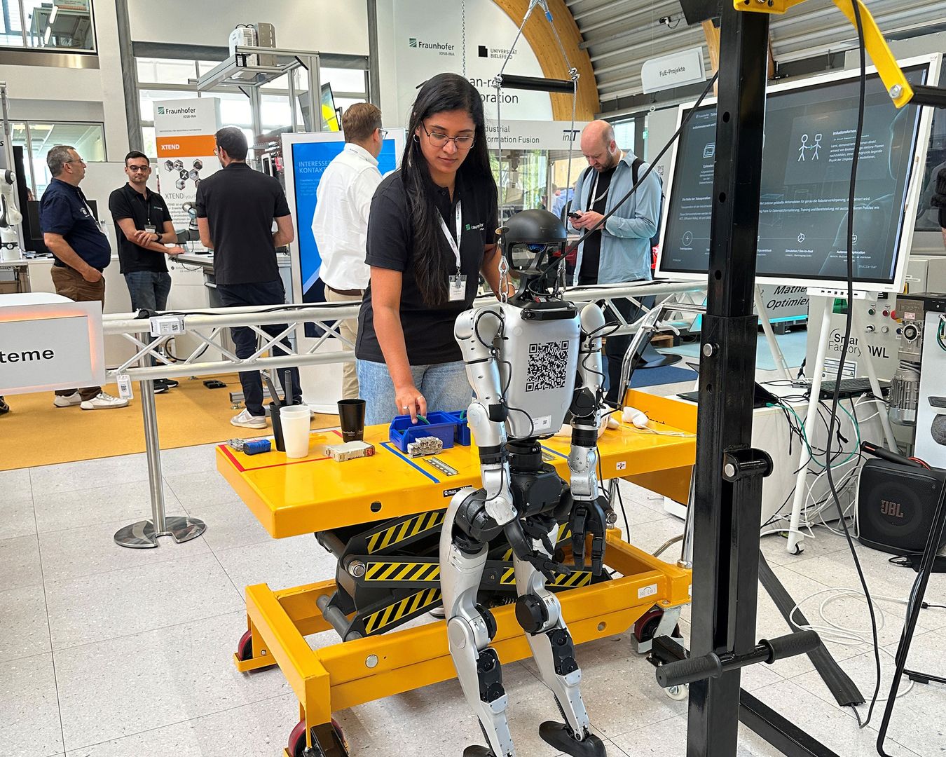 Test mit einem humanoiden Roboter auf der