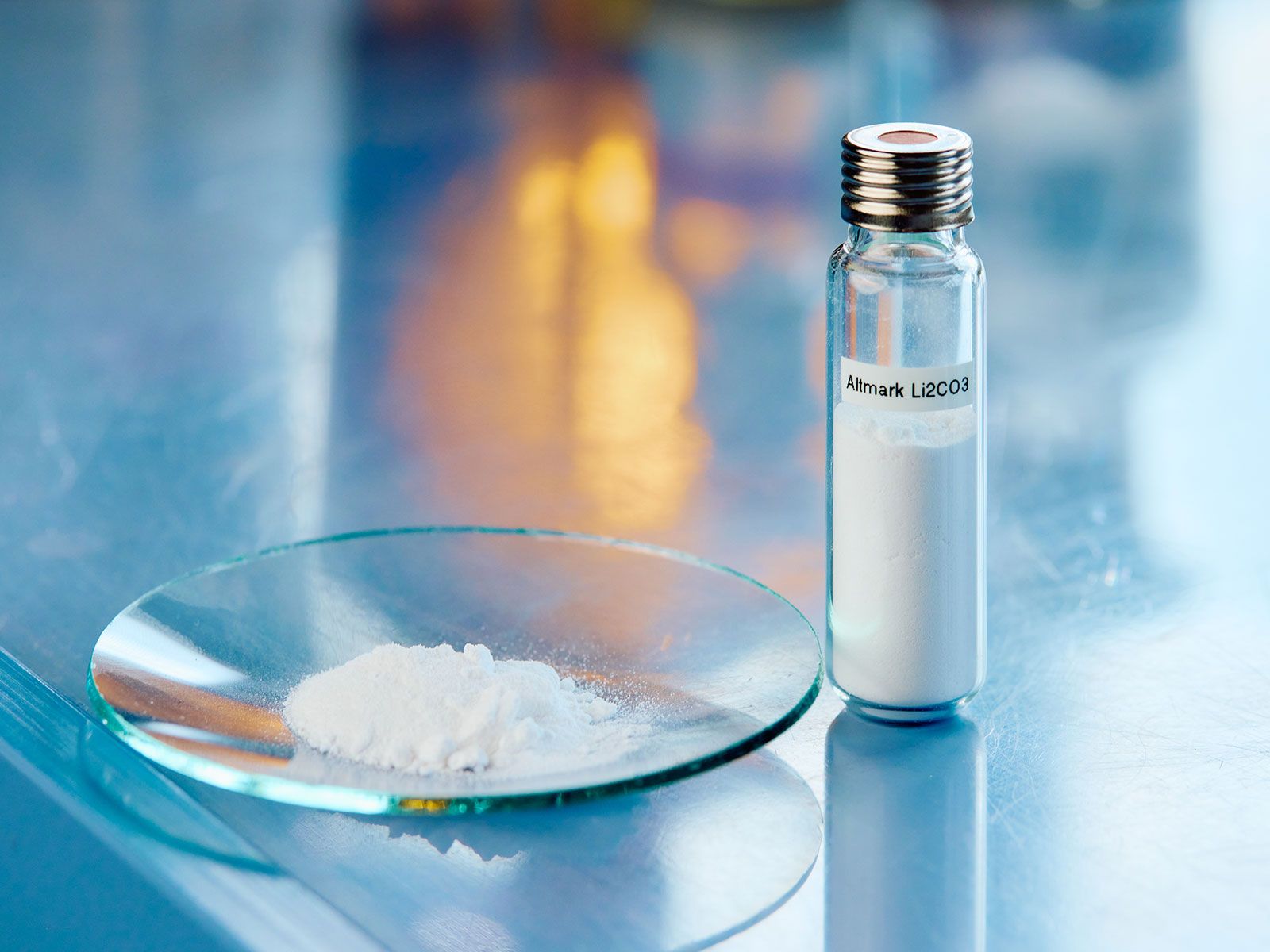 Eine kleines Fläschchen Lithium Altmark Li2CO3 und ein Teller, auf dem sich das Pulver befindet.